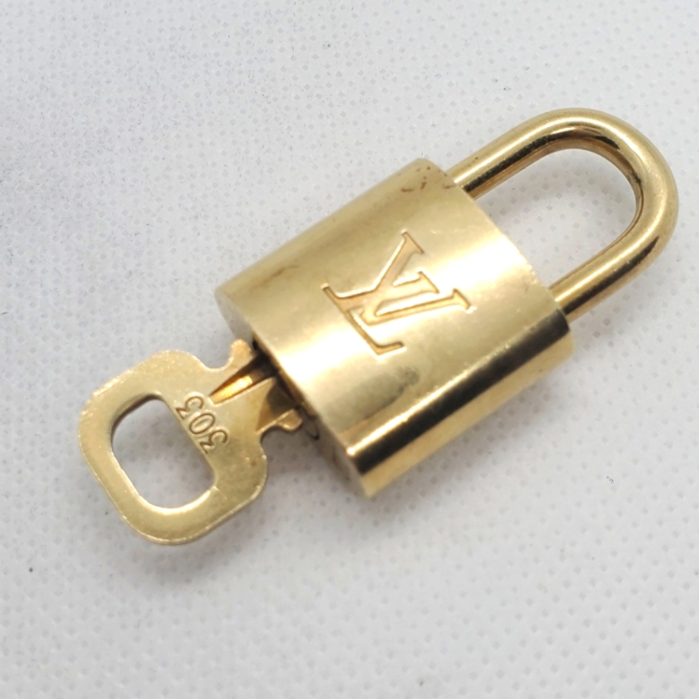 LOUIS VUITTON-#303 Padlock and key set - brass ""Host Pick"""🚨